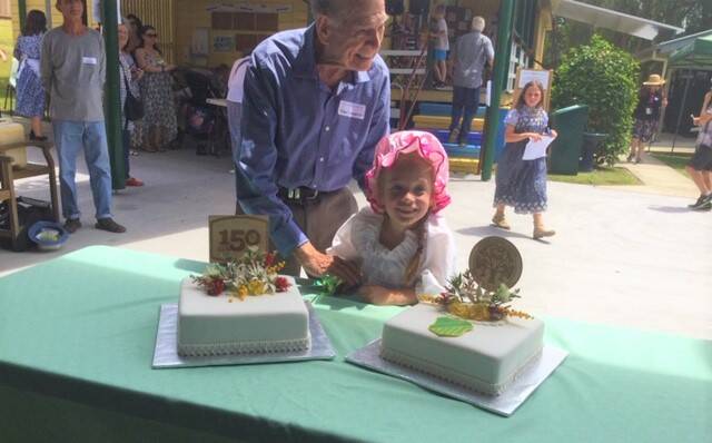 Robert Shoesmith and Jade Ray cut the celebration cake. Photo: Supplied.