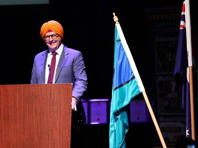 Anthony Albanese donned a traditional turban at celebrations for the Sikh spring festival Vaisakhi. (Con Chrosnis/AAP PHOTOS)
